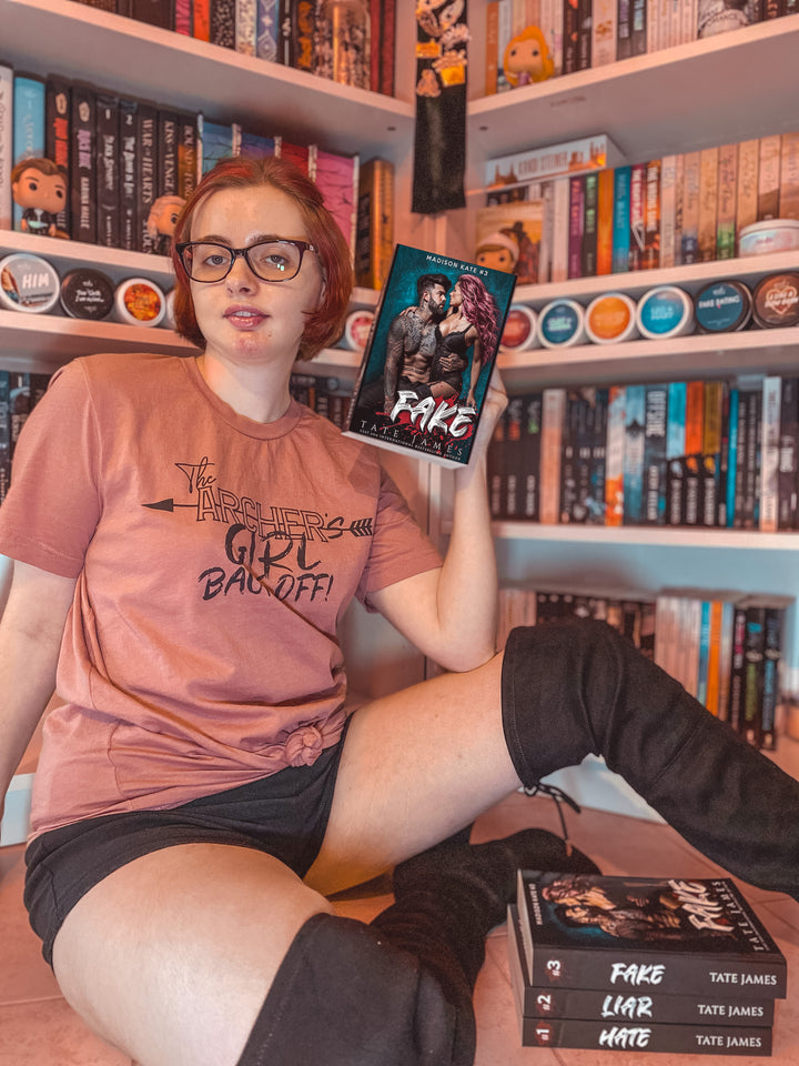 Tate James- La chica del arquero: BACK OFF Camiseta unisex de doble cara