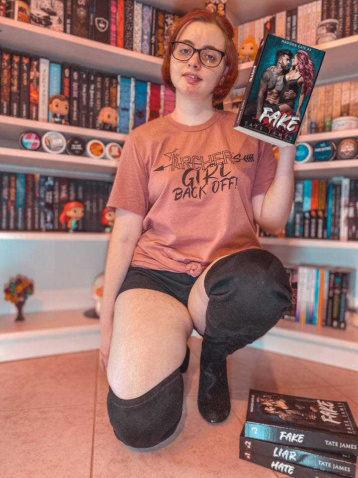 Tate James- La chica del arquero: BACK OFF Camiseta unisex de doble cara