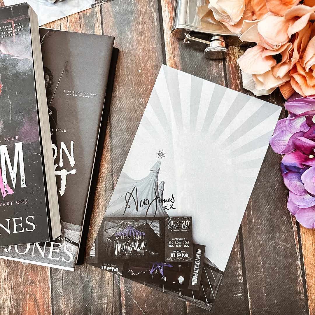 Amo Jones- Midnight Mayhem Novel Note-Impresión de superposición firmada digitalmente