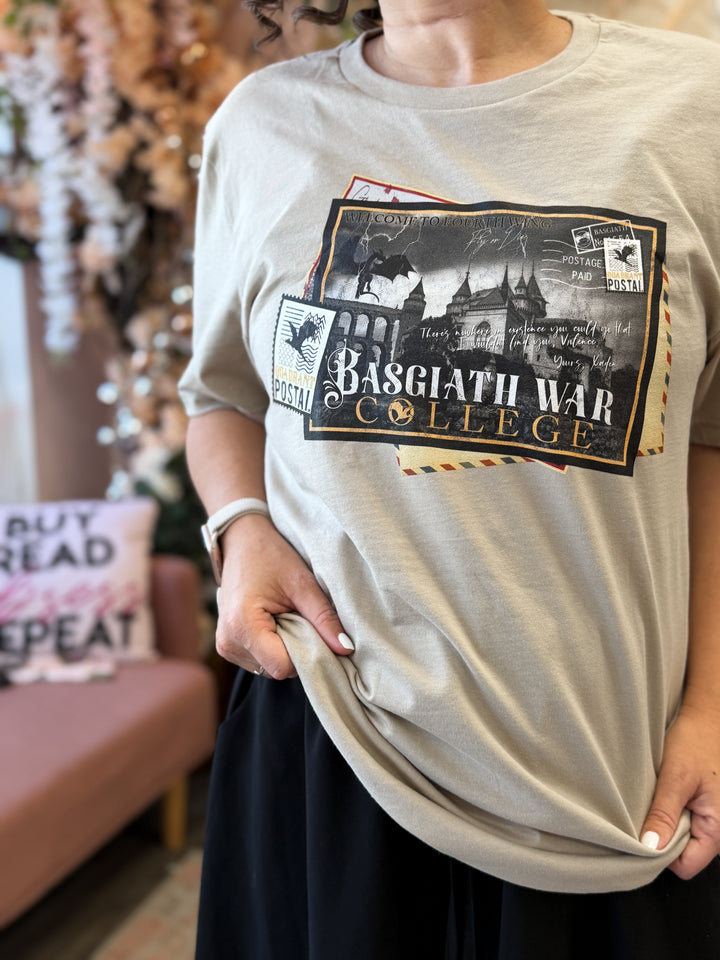 Rebecca Yarros: Camiseta unisex con postal de la cuarta ala Basgiath de edición limitada